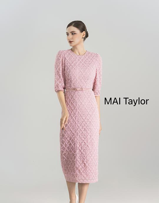 Đầm ren hồng pastel dáng ôm tay lỡ cao cấp – MAI Taylor