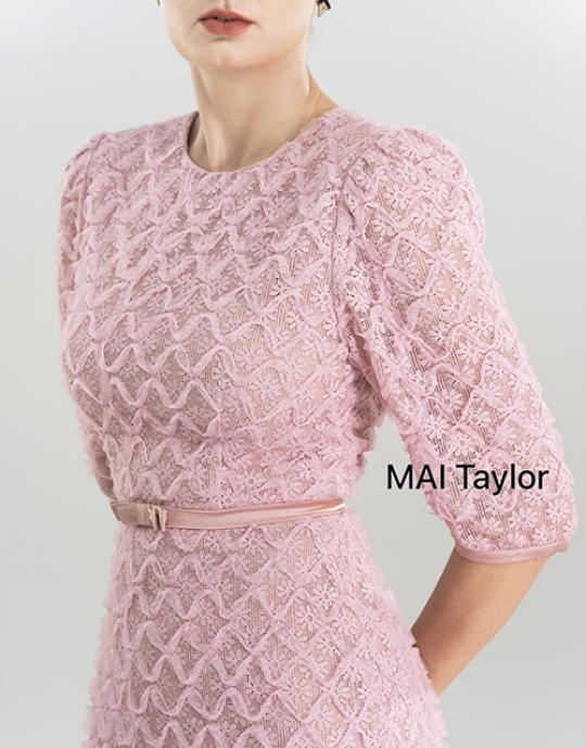 Đầm ren hồng pastel dáng ôm tay lỡ cao cấp – MAI Taylor