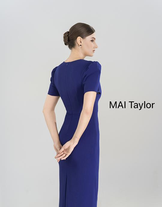 Đầm xanh cổ V đính đá – Nét đẹp thanh lịch và quyền lực Mai Taylor