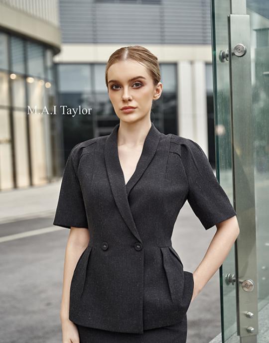 Set chân váy đen – Quyến rũ và quyền lực